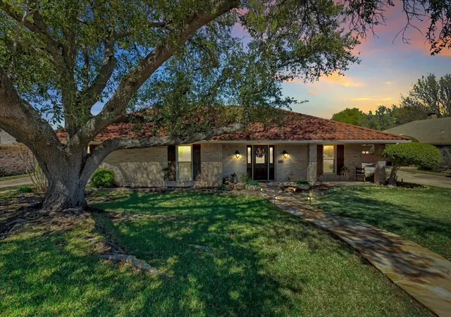 2nd image of 1111 Berkshire Ct, Trophy Club, TX 76262 | MLS# 21205553