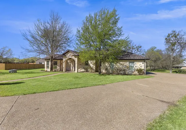 Photo 3 of Single family home for sale at 139 Saddlewood, Waco, TX 76705 | MLS# 21194363 | Listing updated on 2026-10-07