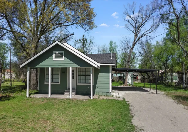 Homes for sale in Mexia, TX | 723 E Nowlin St, Mexia, TX 76667 | MLS# 21208100