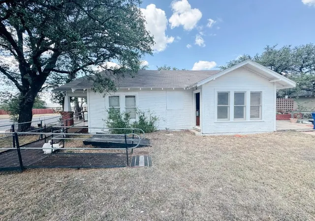 Photo 3 of Single family home for sale at 3410 Austin Ave, Brownwood, TX 76801 | MLS# 21208844 | Listing updated on 2026-09-29