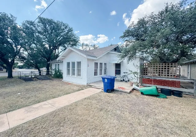Photo 3 of Single family home for sale at 3410 Austin Ave, Brownwood, TX 76801 | MLS# 21208844 | Listing updated on 2026-09-29