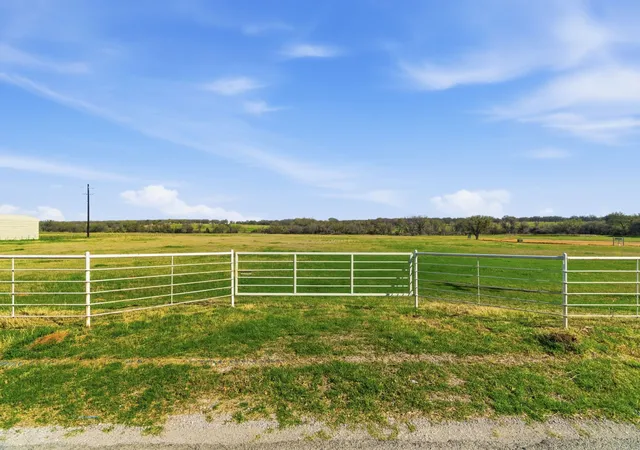 3rd image of 3120 Holbrook Rd, Springtown, TX 76082 | MLS# 21208888