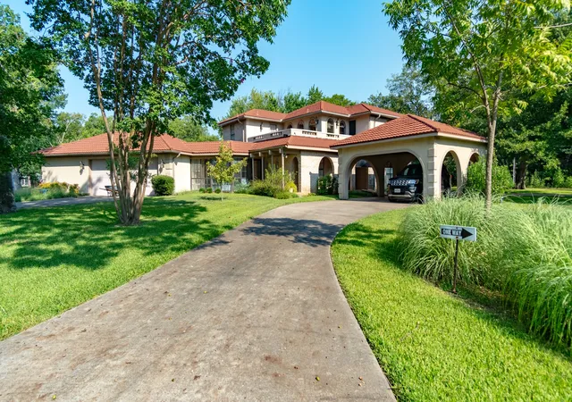 Photo 2 of Single family home for sale at 408 Rainey St, Bonham, TX 75418 | MLS# 21208938 | Listing updated on 2026-08-23