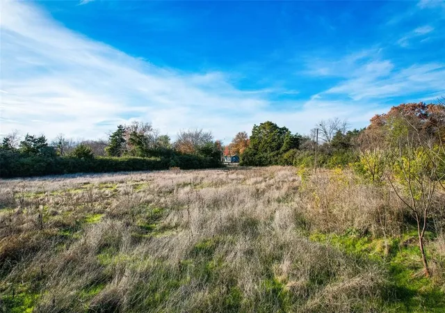 Photo 3 of Sale Pending at 910 N Prairie Creek Rd, Dallas, TX 75217 | MLS# 21209308 | Listing updated on 2026-08-26