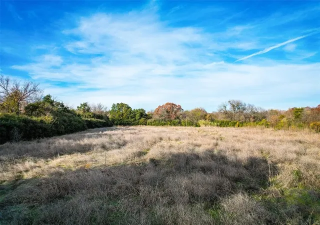 Photo 3 of Sale Pending at 910 N Prairie Creek Rd, Dallas, TX 75217 | MLS# 21209308 | Listing updated on 2026-08-26