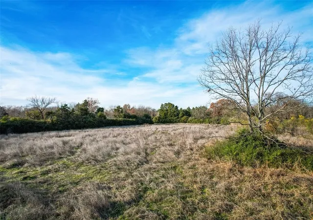 Photo 4 of Sale Pending at 910 N Prairie Creek Rd, Dallas, TX 75217 | MLS# 21209308 | Listing updated on 2026-08-26