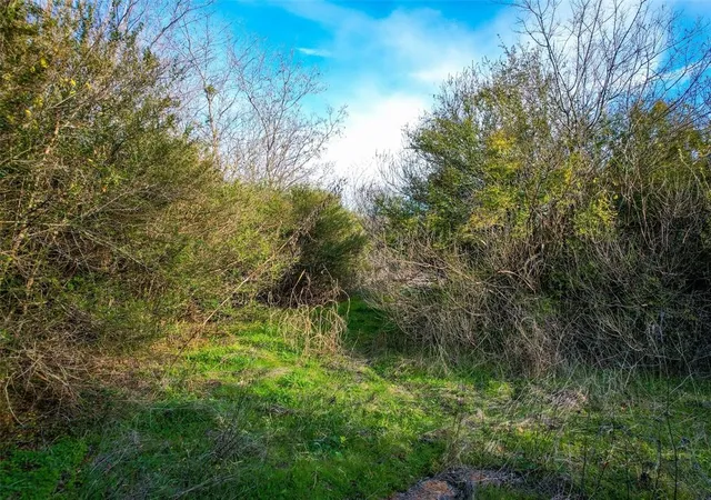 Photo 3 of Sale Pending at 800 N Prairie Creek Rd, Dallas, TX 75217 | MLS# 21209144 | Listing updated on 2026-08-26