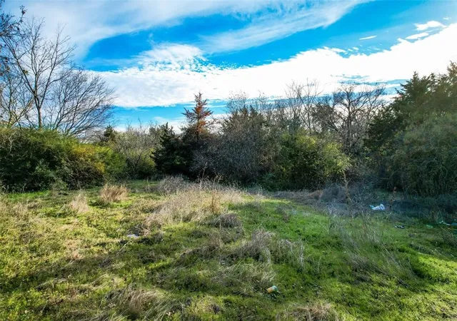 Photo 3 of Sale Pending at 800 N Prairie Creek Rd, Dallas, TX 75217 | MLS# 21209144 | Listing updated on 2026-08-26