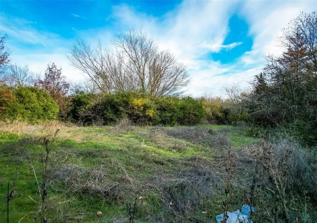 Photo 4 of Sale Pending at 800 N Prairie Creek Rd, Dallas, TX 75217 | MLS# 21209144 | Listing updated on 2026-08-26