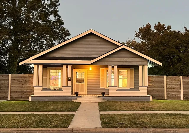 Photo 2 of Single family home for sale at 511 N Beaton St, Corsicana, TX 75110 | MLS# 21210138 | Listing updated on 2026-08-22