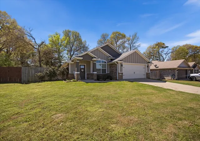 Photo 3 of Single family home for sale at 307 Mission Crest Cir, Lindale, TX 75771 | MLS# 21210162 | Listing updated on 2026-08-18