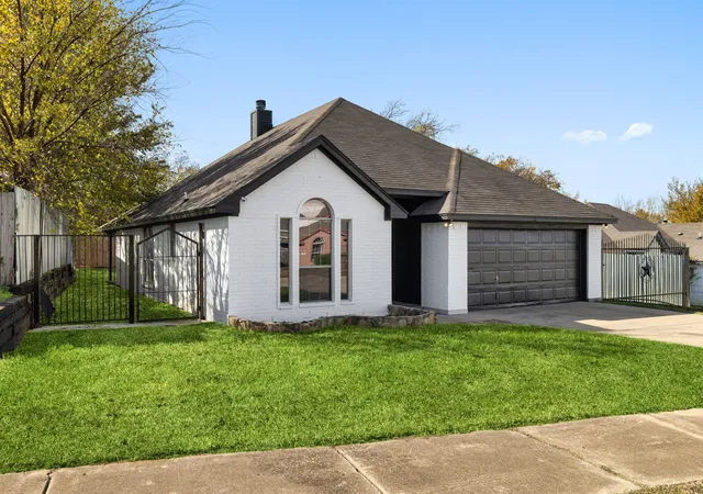 Photo 3 of Single family home for sale at 309 Dupont Cir, Fort Worth, TX 76134 | MLS# 21210566 | Listing updated on 2026-09-18