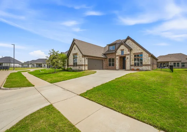 Photo 3 of Single family home for sale at 1038 Mickelson Dr, Granbury, TX 76048 | MLS# 21194523 | Listing updated on 2026-09-30