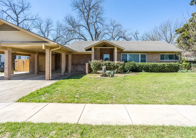 Photo 1 of Single family home for sale at 411 S Centre Ln, Lancaster, TX 75146 | MLS# 21210184 | Listing updated on 2026-07-24