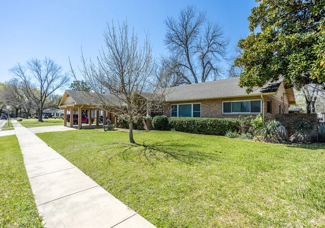 Photo 3 of Single family home for sale at 411 S Centre Ln, Lancaster, TX 75146 | MLS# 21210184 | Listing updated on 2026-07-24