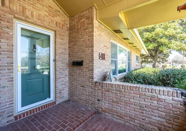 Photo 3 of Single family home for sale at 411 S Centre Ln, Lancaster, TX 75146 | MLS# 21210184 | Listing updated on 2026-07-24