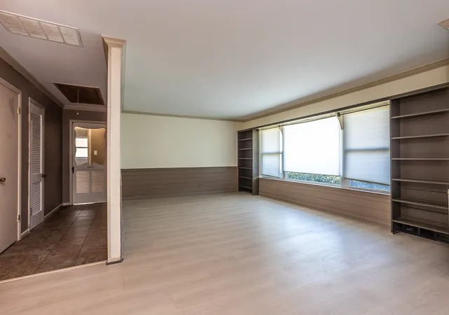 Photo 4 of Single family home for sale at 411 S Centre Ln, Lancaster, TX 75146 | MLS# 21210184 | Listing updated on 2026-07-24