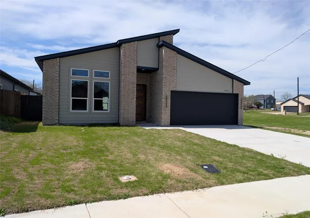 Photo 2 of Single family home for sale at 1890 Stuart St, Greenville, TX 75401 | MLS# 21210739 | Listing updated on 2026-09-27