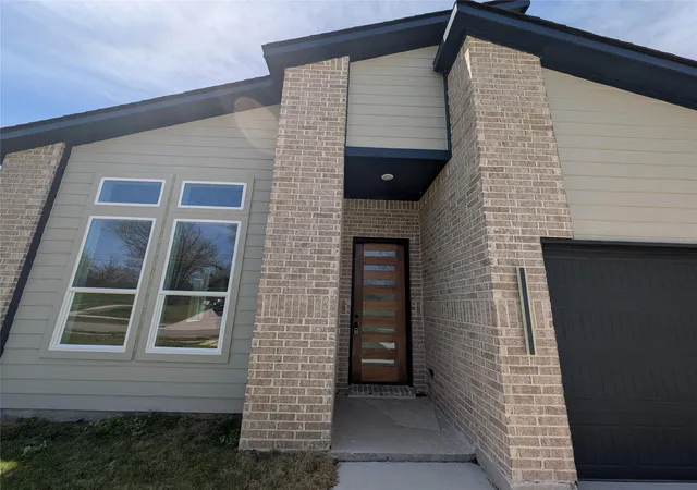 Photo 3 of Single family home for sale at 1890 Stuart St, Greenville, TX 75401 | MLS# 21210739 | Listing updated on 2026-09-27