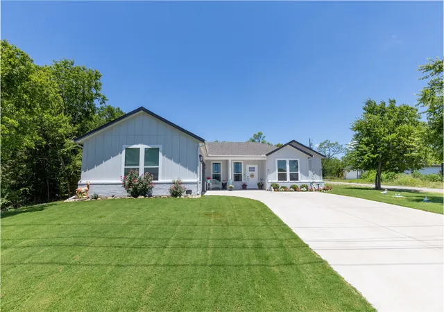 Homes for sale in Granbury, TX | 5523 Firewood Trl, Granbury, TX 76048 | MLS# 21210813