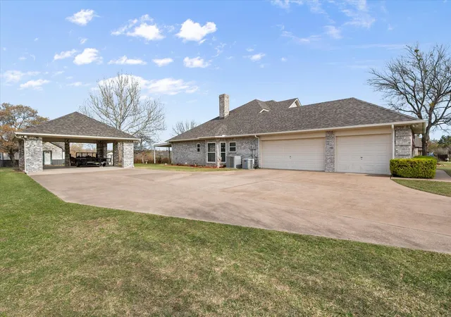 Photo 3 of Sale Pending at 220 S Fork Dr, Hudson Oaks, TX 76087 | MLS# 21206198 | Listing updated on 2026-08-23