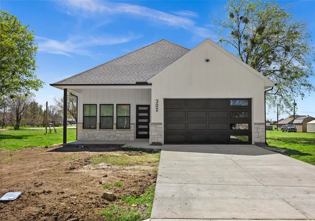 Photo 1 of Single family home for sale at 302 E Glenwood, Mabank, TX 75147 | MLS# 21202317 | Listing updated on 2026-07-26