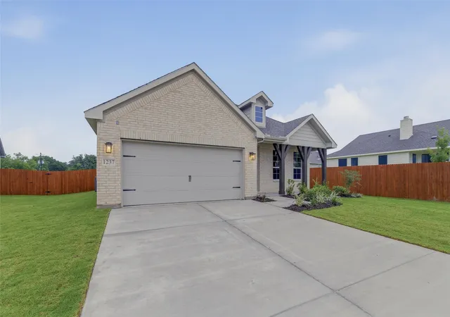 Photo 2 of Single family home for sale at 1237 Frio Dr, Springtown, TX 76082 | MLS# 21211097 | Listing updated on 2026-10-07