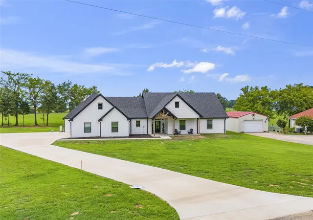 Photo 3 of Single family home for sale at 7 Silver Spur Dr, Mount Pleasant, TX 75455 | MLS# 21210424 | Listing updated on 2026-10-02