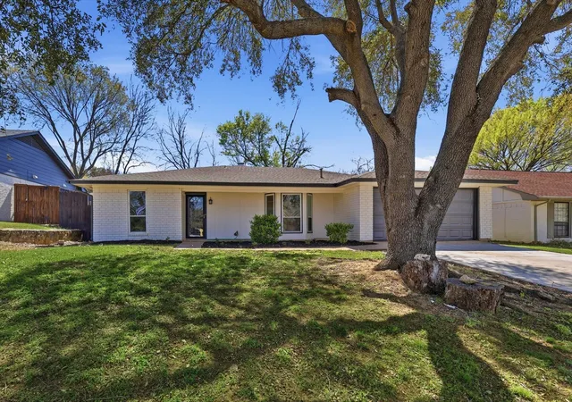 Photo 1 of Single family home for sale at 2211 Sierra Dr, Grapevine, TX 76051 | MLS# 21189105 | Listing updated on 2026-08-04