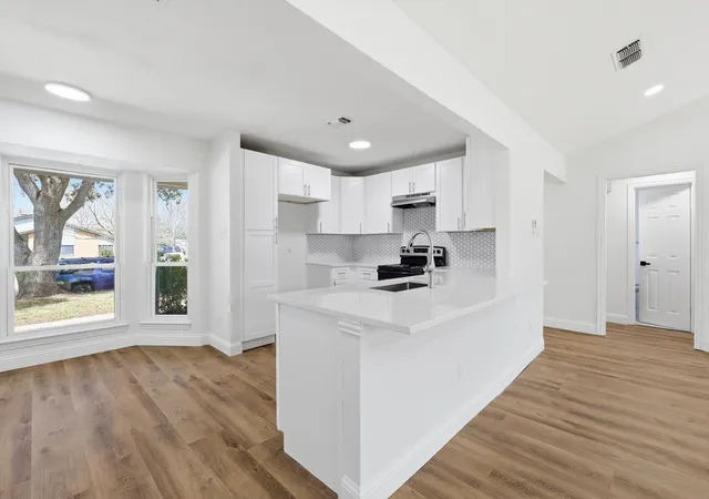 Photo 3 of Single family home for sale at 2211 Sierra Dr, Grapevine, TX 76051 | MLS# 21189105 | Listing updated on 2026-08-04