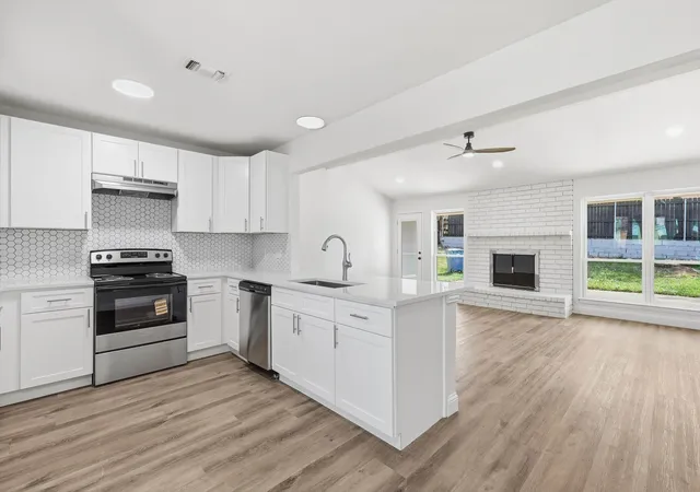 Photo 4 of Single family home for sale at 2211 Sierra Dr, Grapevine, TX 76051 | MLS# 21189105 | Listing updated on 2026-08-04