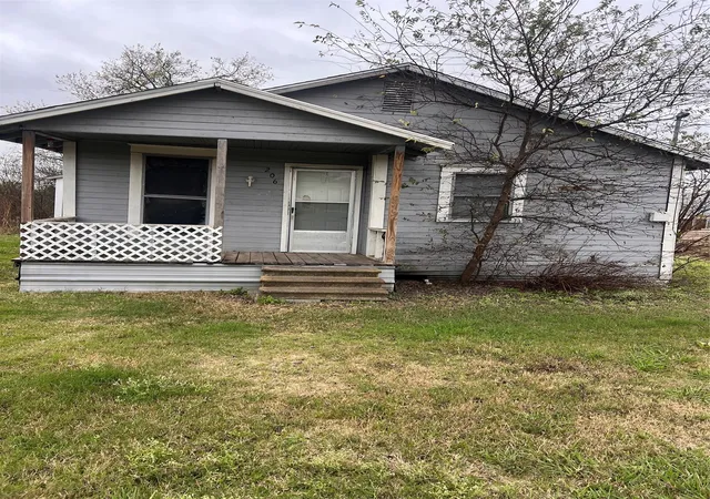 Photo 1 of Sale Pending at 206 3rd St, Hillsboro, TX 76645 | MLS# 21211668 | Listing updated on 2026-08-29