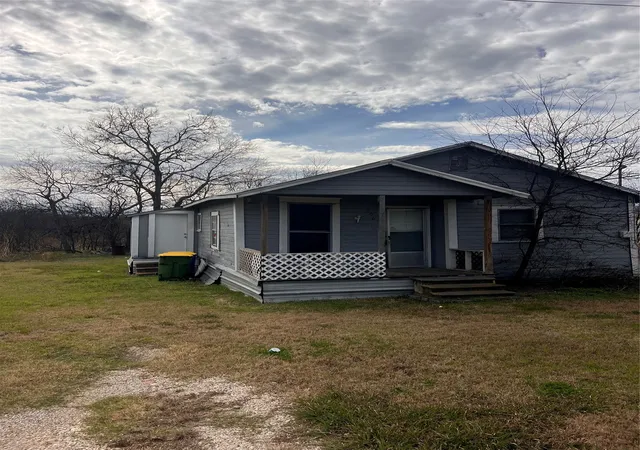 Photo 3 of Sale Pending at 206 3rd St, Hillsboro, TX 76645 | MLS# 21211668 | Listing updated on 2026-08-29