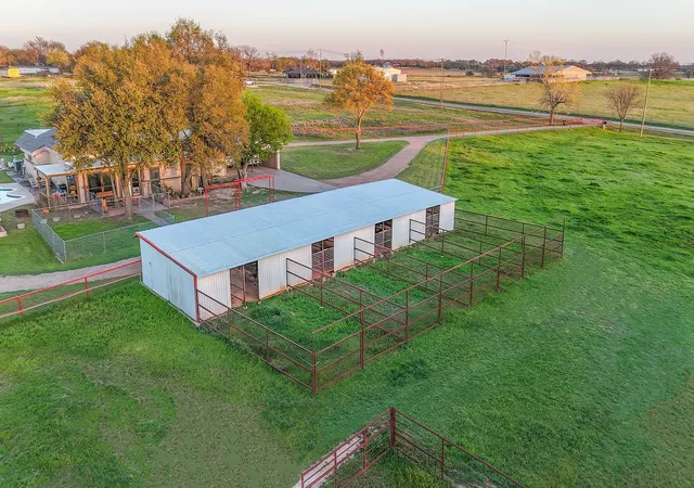 Photo 2 of House for sale at 304 Scarlett Rd, Weatherford, TX 76087 | MLS# 21199126 | Listing updated on 2026-10-07