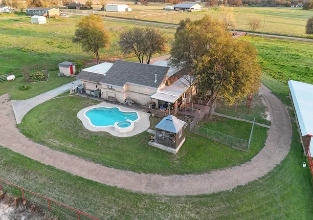 Photo 4 of House for sale at 304 Scarlett Rd, Weatherford, TX 76087 | MLS# 21199126 | Listing updated on 2026-10-07