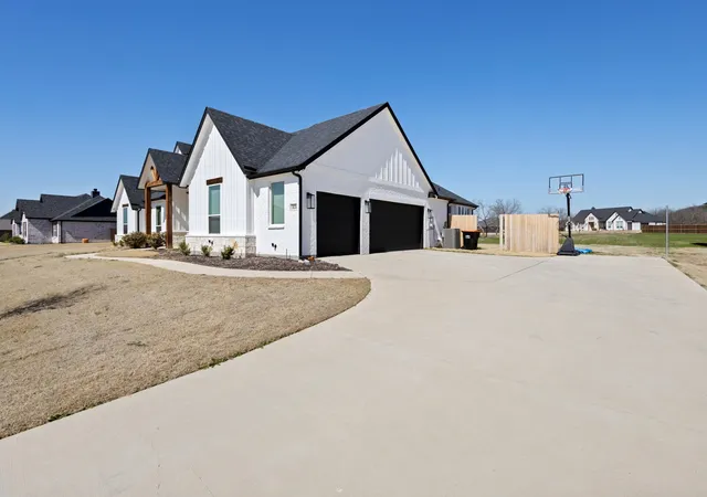 Photo 2 of Single family home for sale at 3121 Katrina Run, Midlothian, TX 76065 | MLS# 21211834 | Listing updated on 2026-09-18