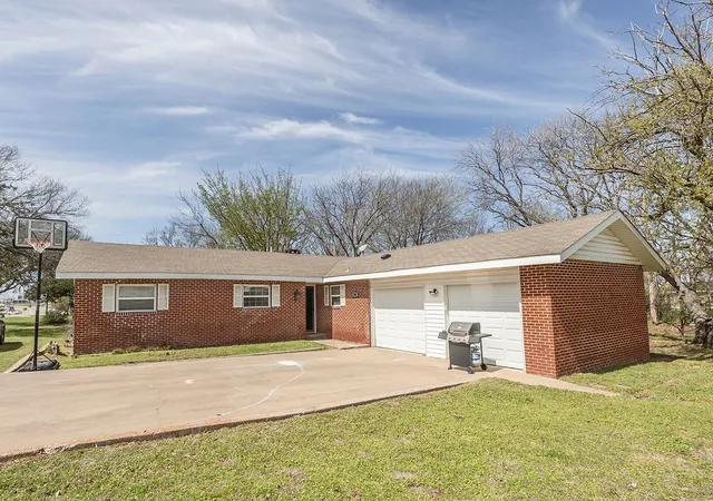 Homes for sale in Nocona, TX | 809 E Hwy 82, Nocona, TX 76255 | MLS# 21209570