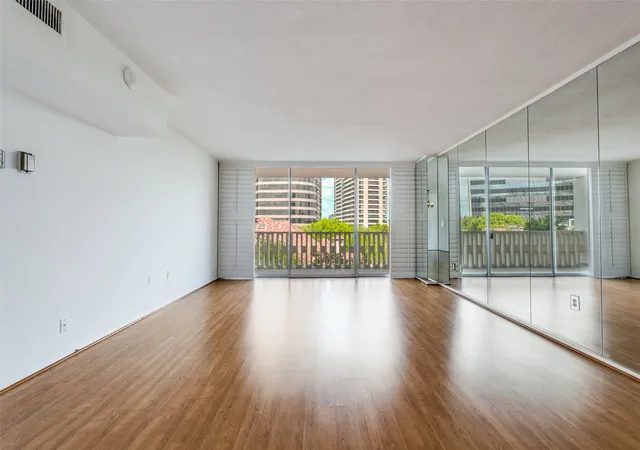 Photo 3 of Condo for sale at 3701 Turtle Creek Blvd #5D, Dallas, TX 75219 | MLS# 21210868 | Listing updated on 2026-09-24