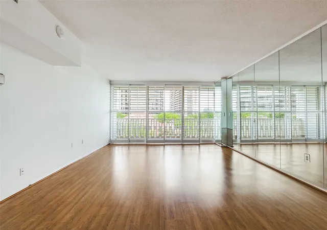 Photo 4 of Condo for sale at 3701 Turtle Creek Blvd #5D, Dallas, TX 75219 | MLS# 21210868 | Listing updated on 2026-09-24