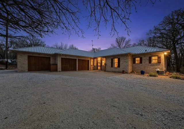 Photo 1 of Single family home for sale at 185 Silver Lakes Dr, Sunset, TX 76270 | MLS# 21210305 | Listing updated on 2026-08-31