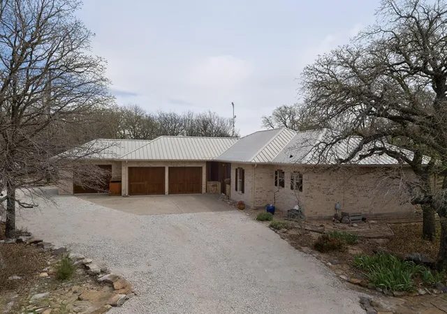 Photo 3 of Single family home for sale at 185 Silver Lakes Dr, Sunset, TX 76270 | MLS# 21210305 | Listing updated on 2026-08-31