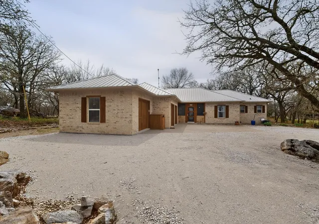 Photo 3 of Single family home for sale at 185 Silver Lakes Dr, Sunset, TX 76270 | MLS# 21210305 | Listing updated on 2026-10-02
