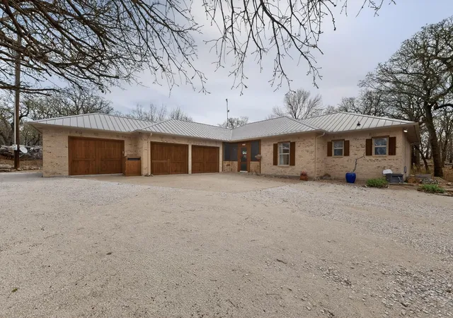 Photo 4 of Single family home for sale at 185 Silver Lakes Dr, Sunset, TX 76270 | MLS# 21210305 | Listing updated on 2026-10-02