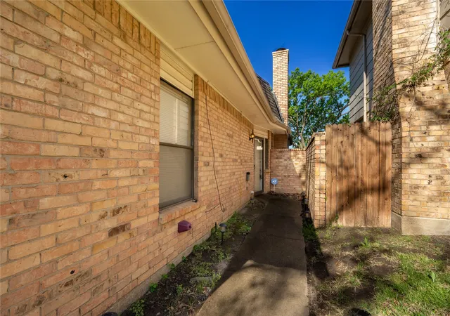 Photo 2 of Single family home for sale at 604 Windgate Ct, Arlington, TX 76012 | MLS# 21209242 | Listing updated on 2026-10-01