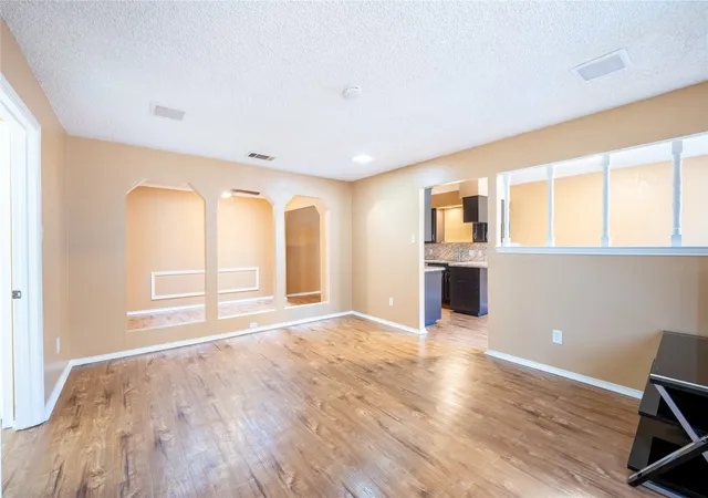 Photo 3 of Single family home for sale at 604 Windgate Ct, Arlington, TX 76012 | MLS# 21209242 | Listing updated on 2026-10-01