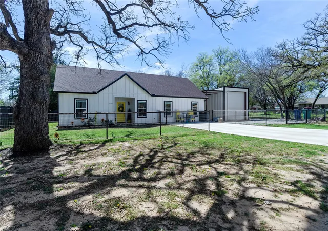 Homes for sale in Bridgeport, TX | 210 Stevens St, Bridgeport, TX 76426 | MLS# 21209441