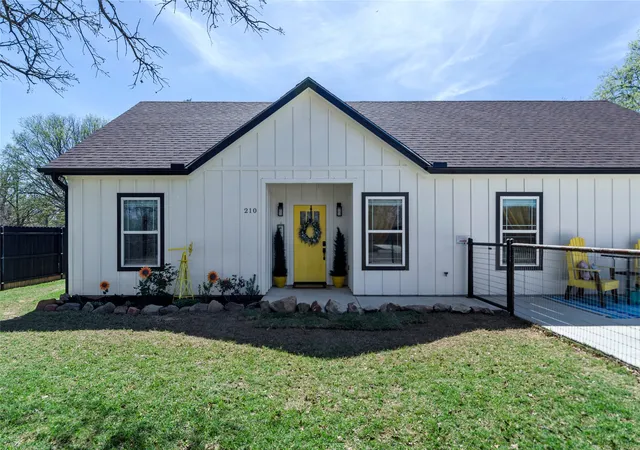 Homes for sale in Bridgeport, TX | 210 Stevens St, Bridgeport, TX 76426 | MLS# 21209441