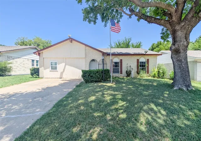 Photo 1 of Single family home for sale at 1107 Waverly Dr, Arlington, TX 76015 | MLS# 21212609 | Listing updated on 2026-08-19