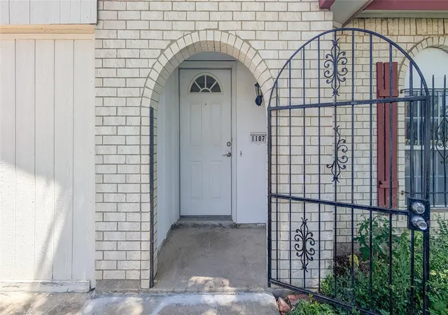 Photo 2 of Single family home for sale at 1107 Waverly Dr, Arlington, TX 76015 | MLS# 21212609 | Listing updated on 2026-08-19