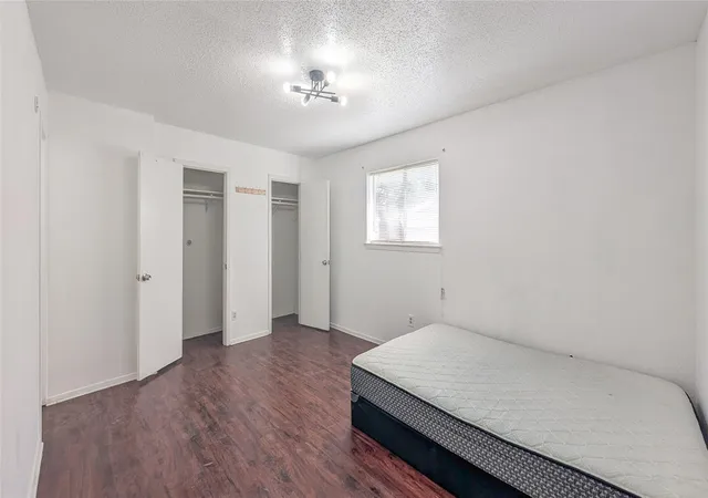 Photo 3 of Single family home for sale at 1107 Waverly Dr, Arlington, TX 76015 | MLS# 21212609 | Listing updated on 2026-08-19